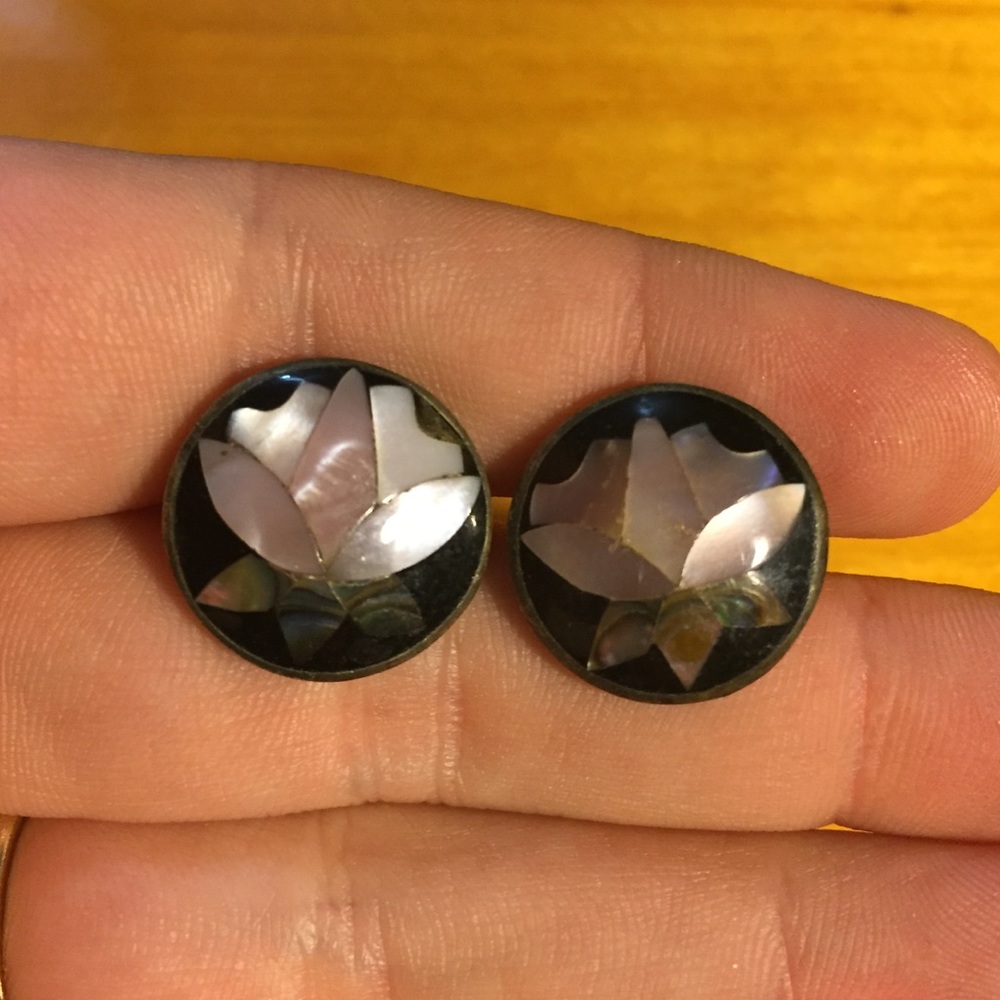 Mother of pearl flower earrings
